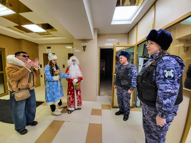 Активисты «Движения Первых» в Йошкар-Оле поздравили росгвардейцев, заступающих на службу в новогоднюю ночь