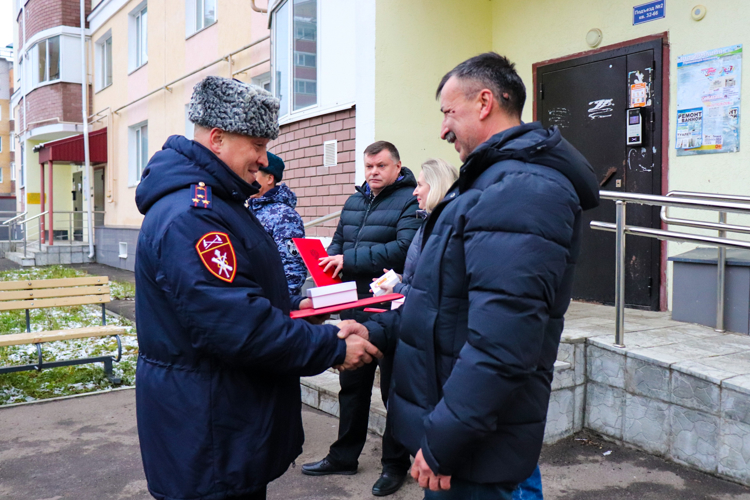 В Йошкар-Оле вручили ключи от новых квартир сотрудникам и ветеранам Росгвардии