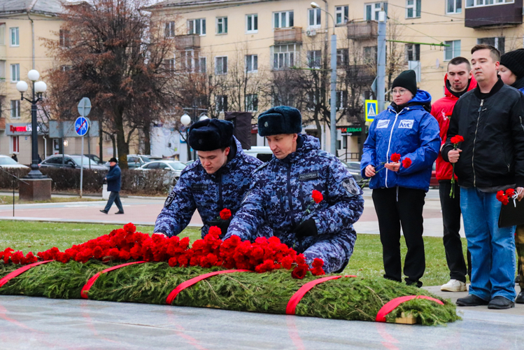 В День Героев Отечества росгвардейцы Марий Эл приняли участие в церемонии возложения цветов к монументу Воинской славы и Вечному огню