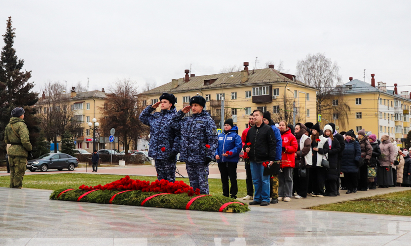 В День Героев Отечества росгвардейцы Марий Эл приняли участие в церемонии возложения цветов к монументу Воинской славы и Вечному огню