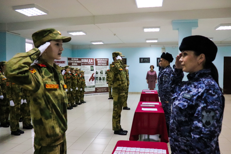 В йошкар-олинской школе состоялась церемония посвящения в кадеты Росгвардии