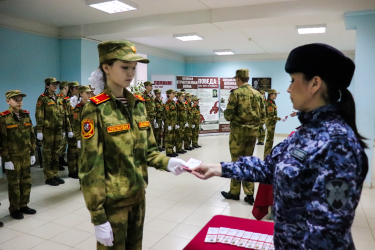 В йошкар-олинской школе состоялась церемония посвящения в кадеты Росгвардии