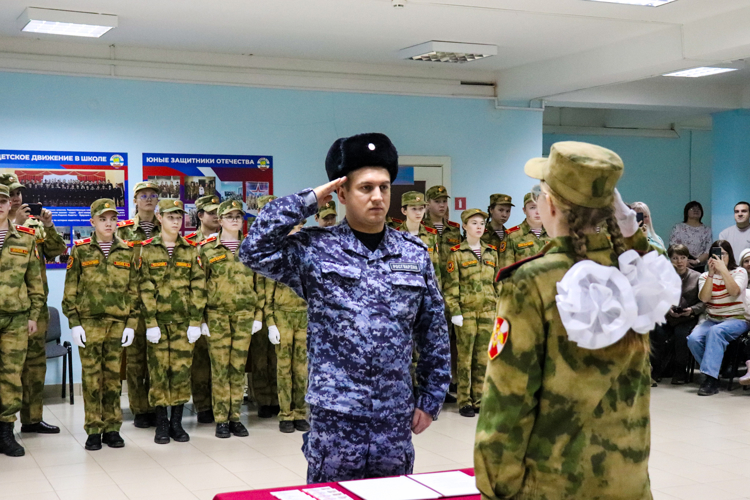 В йошкар-олинской школе состоялась церемония посвящения в кадеты Росгвардии