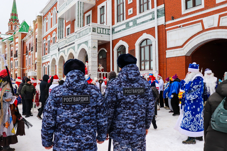 Сотрудники Управления Росгвардии по Республике Марий Эл обеспечили охрану общественного порядка во время яркого новогоднего шествия Дедов Морозов в Йошкар-Оле
