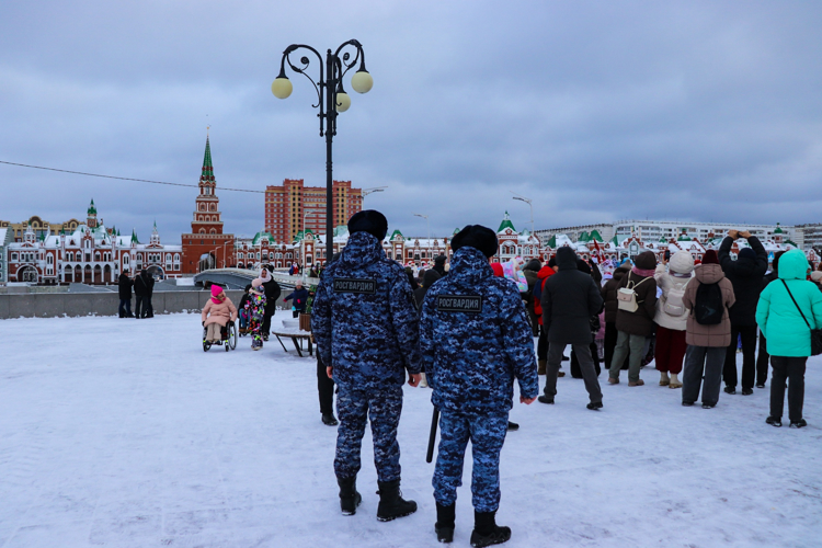 Сотрудники Управления Росгвардии по Республике Марий Эл обеспечили охрану общественного порядка во время яркого новогоднего шествия Дедов Морозов в Йошкар-Оле