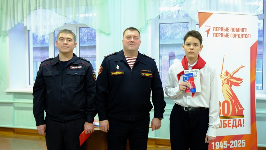 Росгвардеец вручил паспорта юным жителям Марий Эл в рамках акции «Мы – граждане России»