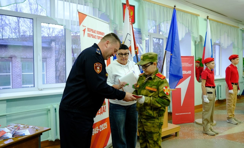 Росгвардеец вручил паспорта юным жителям Марий Эл в рамках акции «Мы – граждане России»