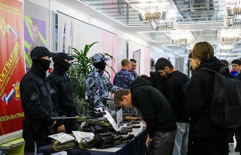 Сотрудники Росгвардии представили профессию защитника Отечества на открытии молодежного клуба «Будь в деле» в Йошкар-Оле