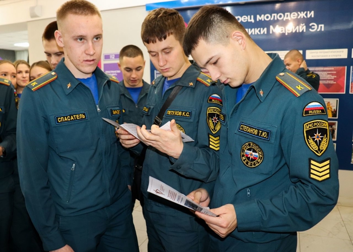 Сотрудники Росгвардии представили профессию защитника Отечества на открытии молодежного клуба «Будь в деле» в Йошкар-Оле