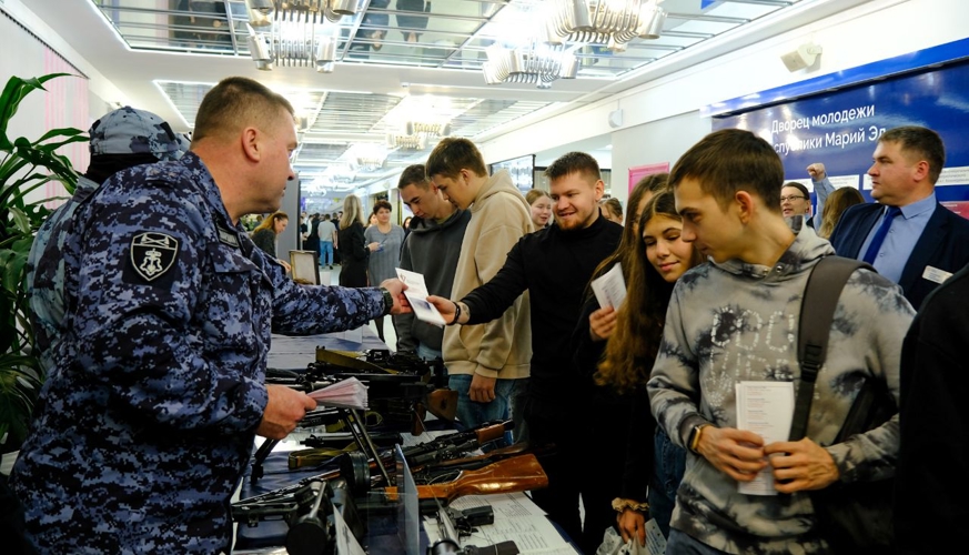 Сотрудники Росгвардии представили профессию защитника Отечества на открытии молодежного клуба «Будь в деле» в Йошкар-Оле