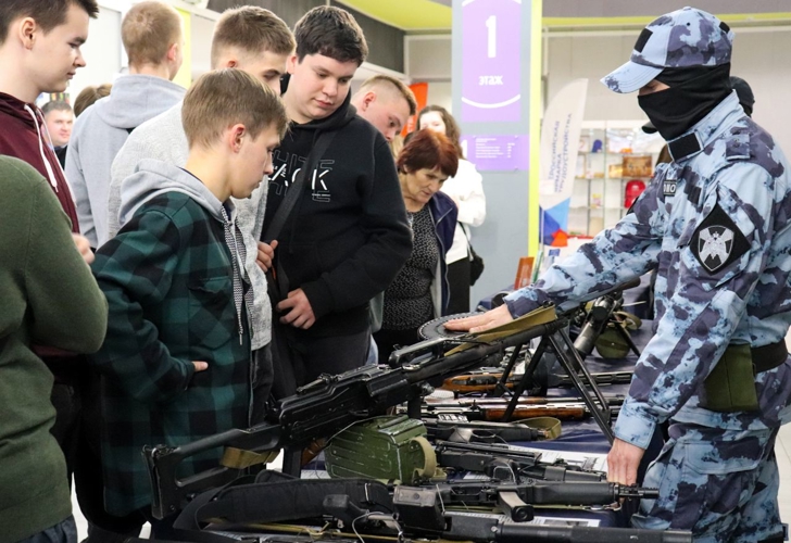 Сотрудники Росгвардии представили профессию защитника Отечества на открытии молодежного клуба «Будь в деле» в Йошкар-Оле