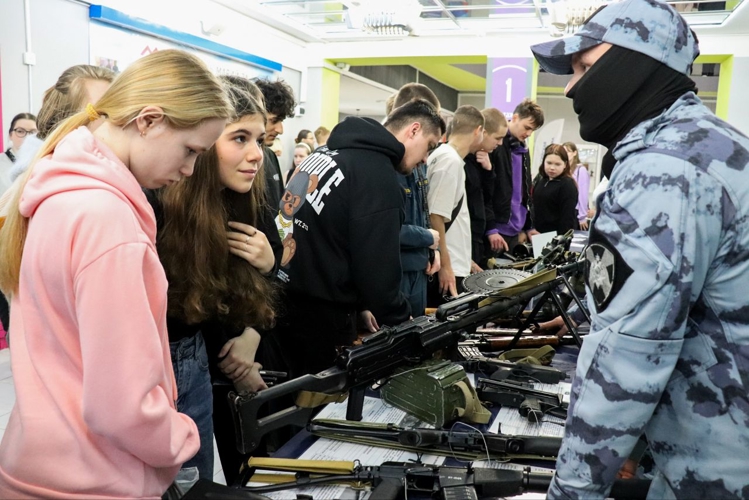 Сотрудники Росгвардии представили профессию защитника Отечества на открытии молодежного клуба «Будь в деле» в Йошкар-Оле
