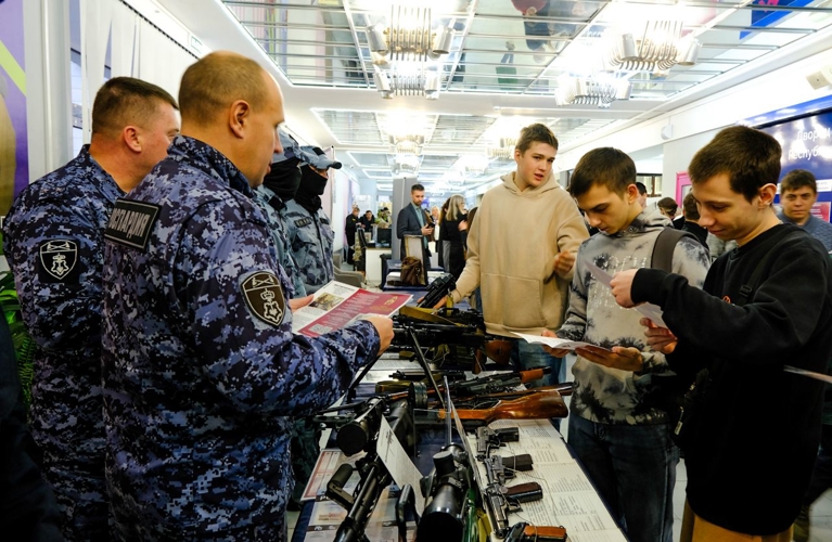 Сотрудники Росгвардии представили профессию защитника Отечества на открытии молодежного клуба «Будь в деле» в Йошкар-Оле