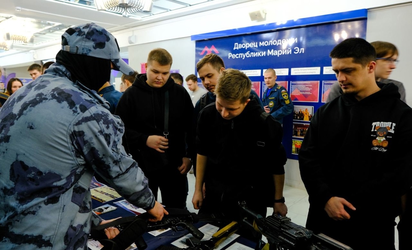 Сотрудники Росгвардии представили профессию защитника Отечества на открытии молодежного клуба «Будь в деле» в Йошкар-Оле