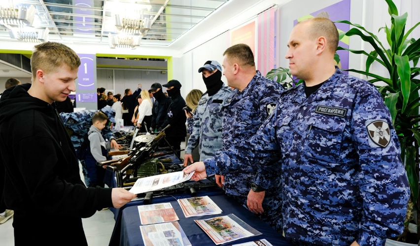 Сотрудники Росгвардии представили профессию защитника Отечества на открытии молодежного клуба «Будь в деле» в Йошкар-Оле
