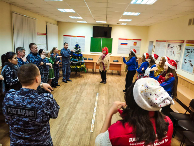 В преддверии Нового года активисты «Движение первых» устроили праздник для сотрудников Росгвардии в Йошкар-Оле