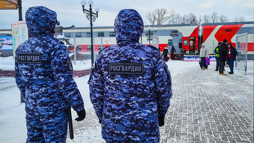 Росгвардия в Йошкар-Оле обеспечивала безопасность сказочной атмосферы во время прибытия Поезда Деда Мороза