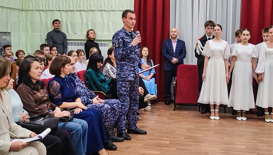 В Йошкар-Оле подшефные школьники Росгвардии приняли участие в новогоднем кадетском балу
