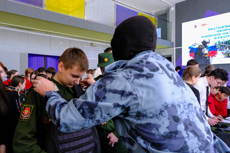 Росгвардейцы в Марий Эл представили выставку экипировки и техники на открытии месячника военно-патриотической работы