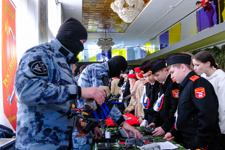 Росгвардейцы в Марий Эл представили выставку экипировки и техники на открытии месячника военно-патриотической работы