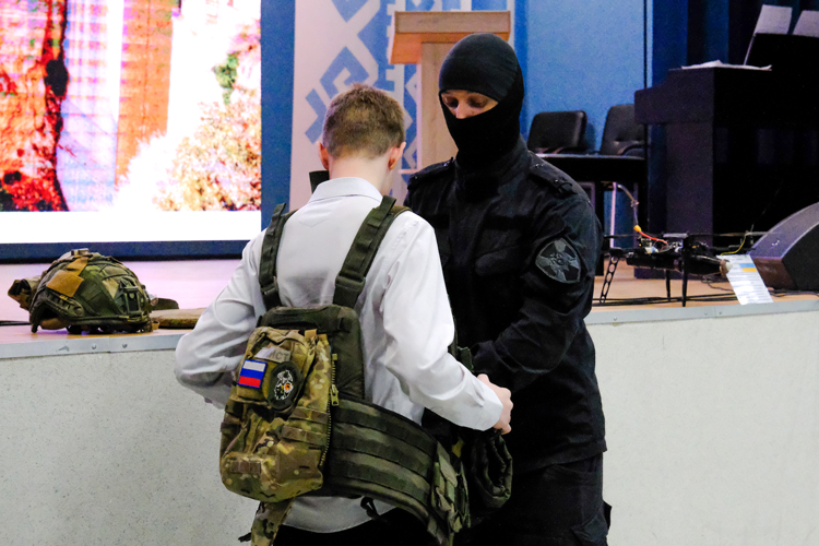 Сотрудники Росгвардии провели урок мужества для школьников Йошкар-Олы
