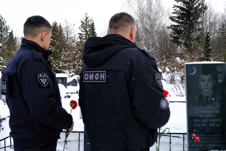 Сотрудники спецподразделения Росгвардии в Йошкар-Оле почтили память погибшего товарища