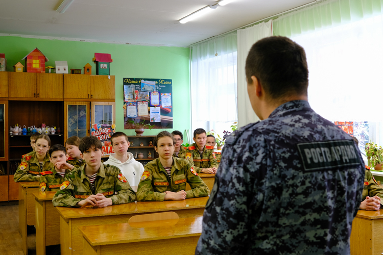 В Йошкар-Оле росгвардеец познакомил школьников с профессией кинолога