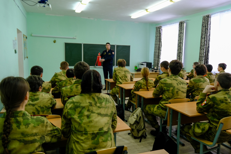 В Йошкар-Оле военнослужащий Росгвардии провел урок безопасности для подшефных школьников 