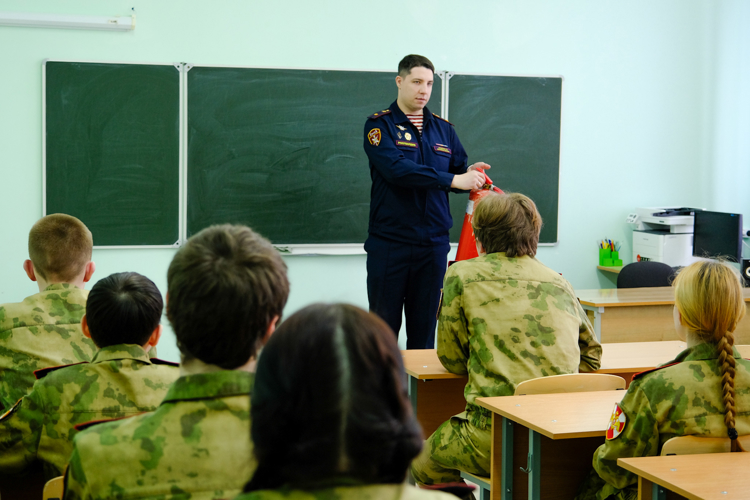 В Йошкар-Оле военнослужащий Росгвардии провел урок безопасности для подшефных школьников 