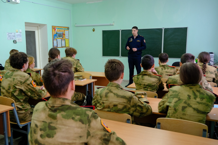 В Йошкар-Оле военнослужащий Росгвардии провел урок безопасности для подшефных школьников 