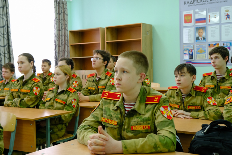 В Йошкар-Оле военнослужащий Росгвардии провел урок безопасности для подшефных школьников 