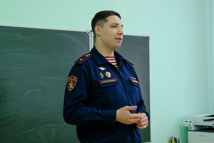 В Йошкар-Оле военнослужащий Росгвардии провел урок безопасности для подшефных школьников 