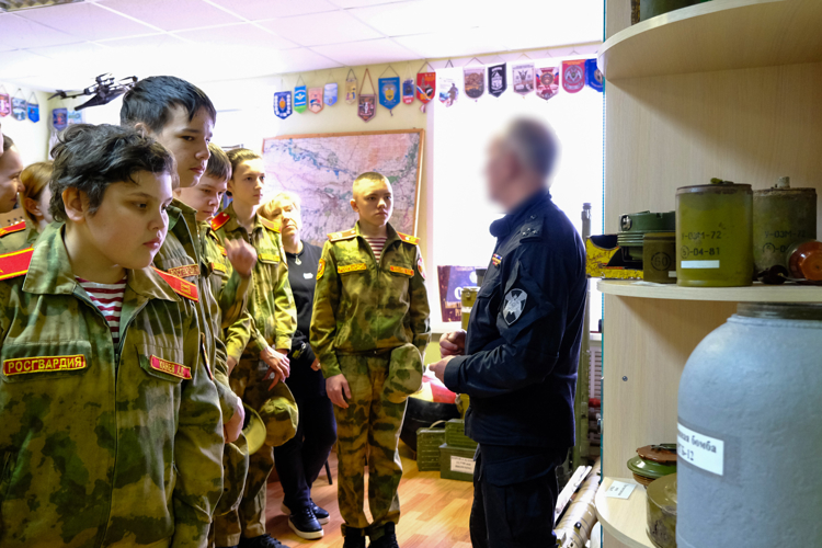 В преддверии 10-летия Росгвардии сотрудники ОМОН «Таир» провели экскурсию для йошкар-олинских школьников