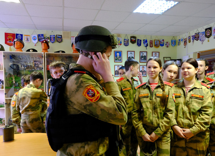 В преддверии 10-летия Росгвардии сотрудники ОМОН «Таир» провели экскурсию для йошкар-олинских школьников