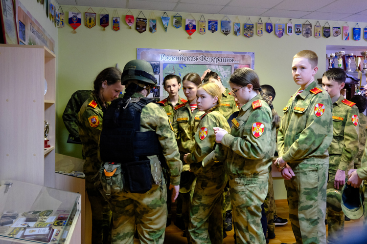 В преддверии 10-летия Росгвардии сотрудники ОМОН «Таир» провели экскурсию для йошкар-олинских школьников