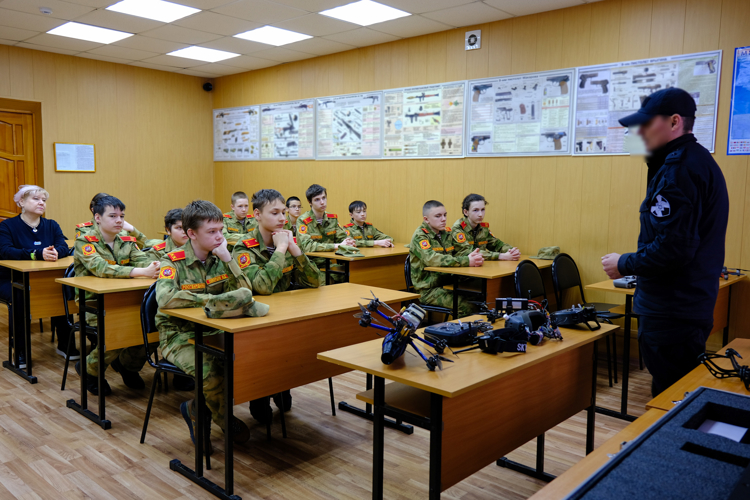 В преддверии 10-летия Росгвардии сотрудники ОМОН «Таир» провели экскурсию для йошкар-олинских школьников