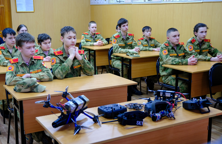 В преддверии 10-летия Росгвардии сотрудники ОМОН «Таир» провели экскурсию для йошкар-олинских школьников