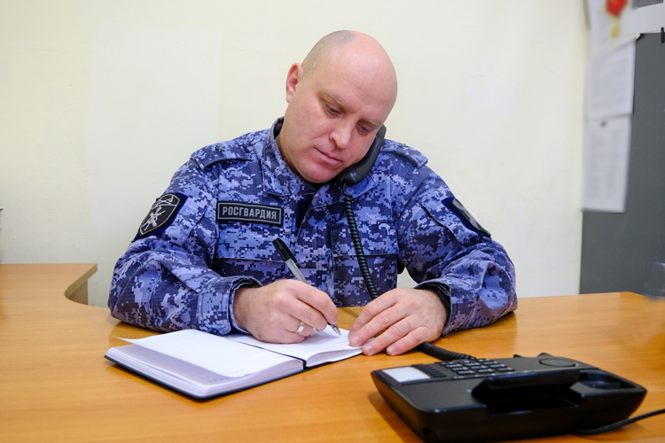 Офицер Росгвардии провел прямую телефонную линию по вопросам трудоустройства для жителей Республики Марий Эл 