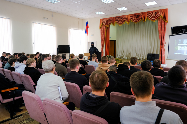 Сотрудники СОБР «Берсерк» провели круглый стол со студентами аграрного колледжа