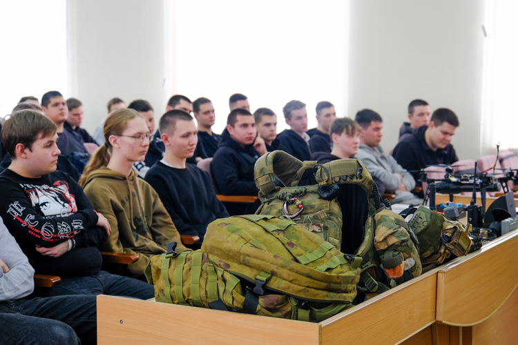 Сотрудники СОБР «Берсерк» провели круглый стол со студентами аграрного колледжа