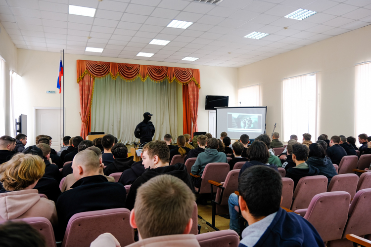 Сотрудники СОБР «Берсерк» провели круглый стол со студентами аграрного колледжа