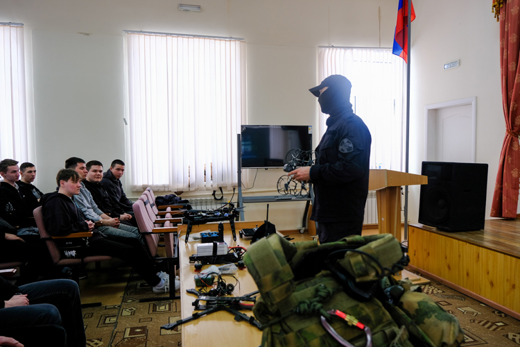 Сотрудники СОБР «Берсерк» провели круглый стол со студентами аграрного колледжа