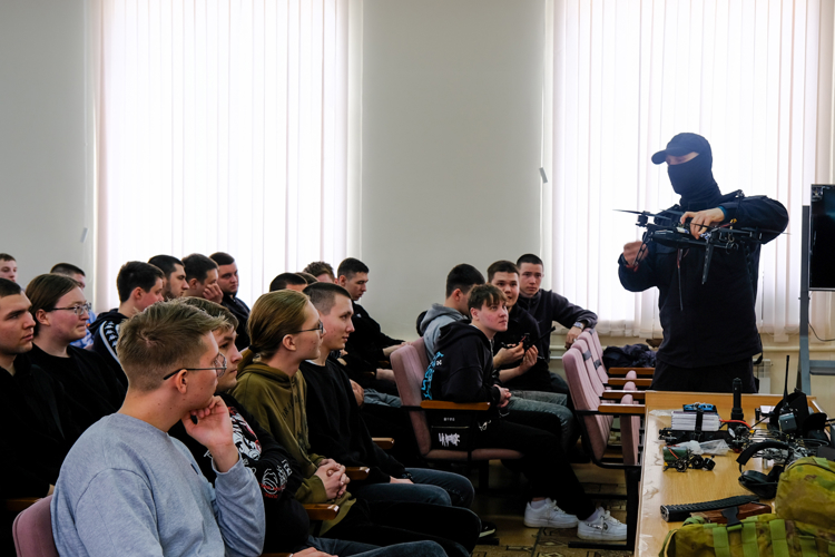 Сотрудники СОБР «Берсерк» провели круглый стол со студентами аграрного колледжа