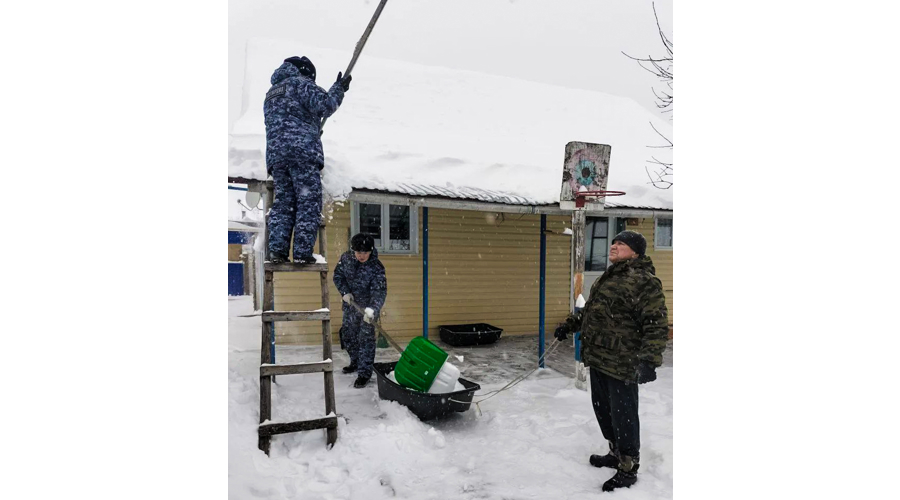 Росгвардейцы Марий Эл оказали помощь ветеранам и пенсионерам после сильных снегопадов