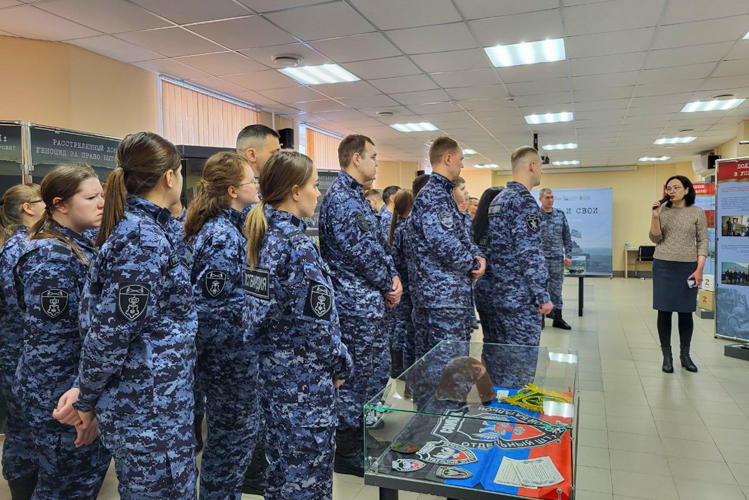 Росгвардейцы Республики Марий Эл посетили выставку «Чужие и СВОи. Обличия и лица»
