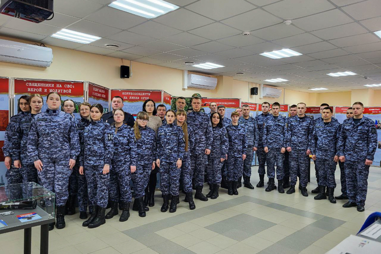 Росгвардейцы Республики Марий Эл посетили выставку «Чужие и СВОи. Обличия и лица»