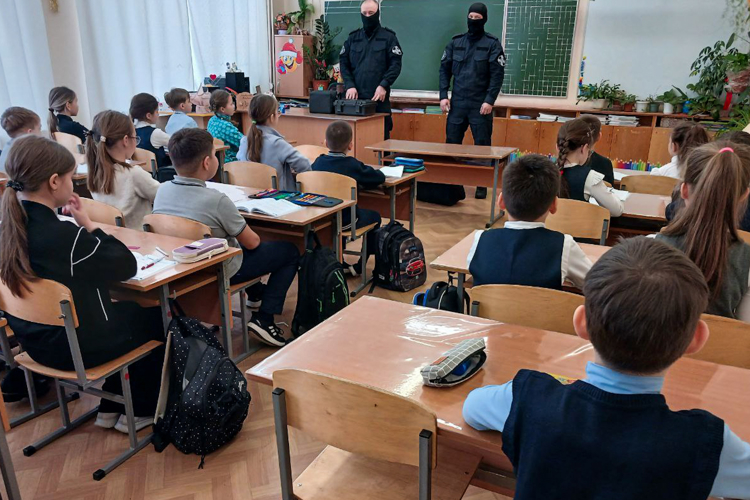 «Всегда на страже Отечества»: сотрудники Росгвардии провели патриотические встречи с учащимися школ Республики Марий Эл