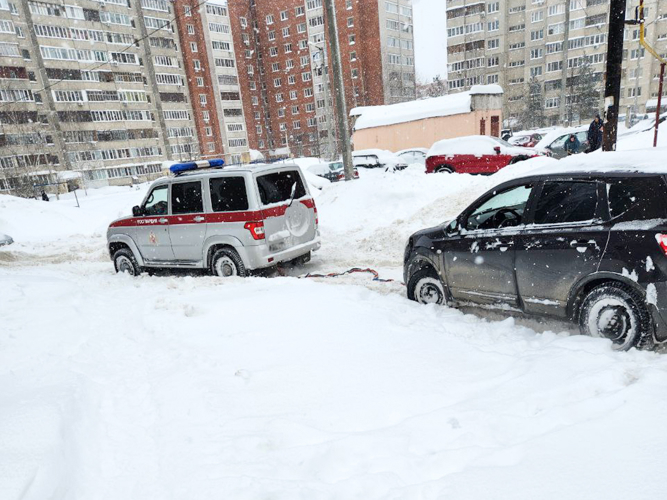 Сотрудники Росгвардии оказали помощь застрявшему в снегу автомобилисту в Йошкар-Оле