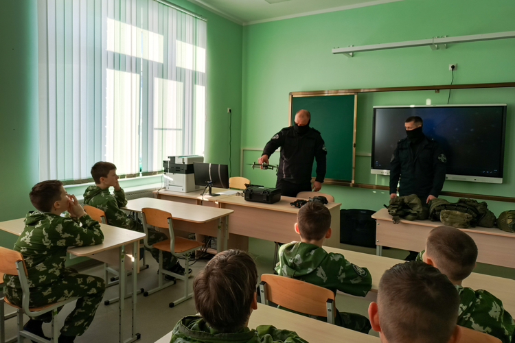 «Всегда на страже Отечества»: сотрудники Росгвардии провели патриотические встречи с учащимися школ Республики Марий Эл