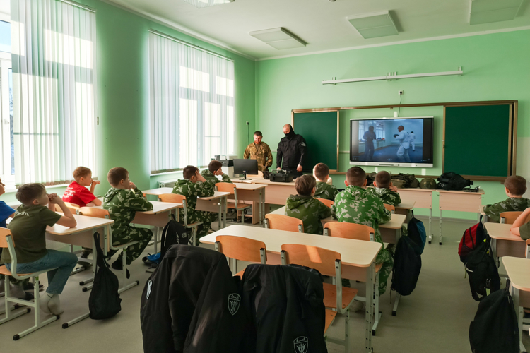 «Всегда на страже Отечества»: сотрудники Росгвардии провели патриотические встречи с учащимися школ Республики Марий Эл